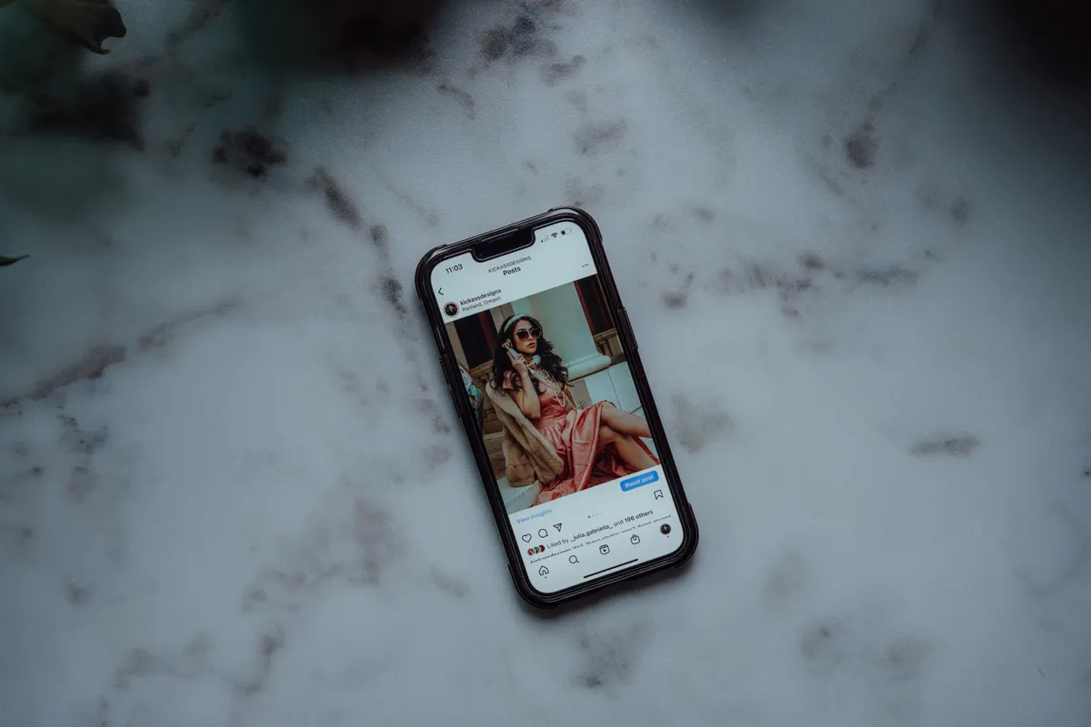 Smartphone mit Social-Media-Apps auf dem Bildschirm
